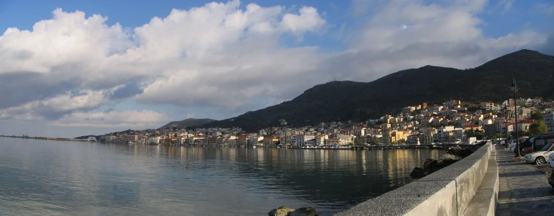 Πανοραμική άποψη της πόλης και του κόλπου στο Βαθύ Σάμου