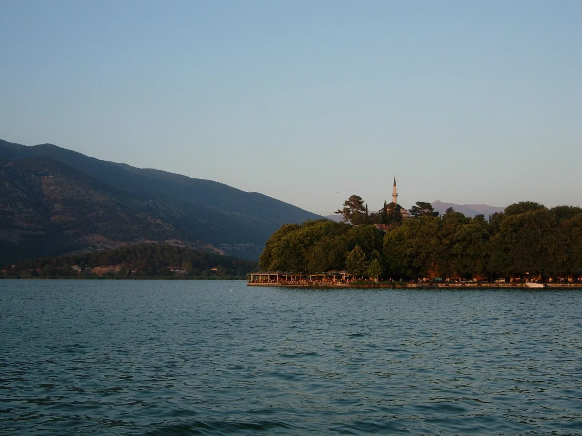 Το κάστρο και η παραλίμνια περιοχή των Ιωαννίνων, όπως φαίνονται από τη λίμνη