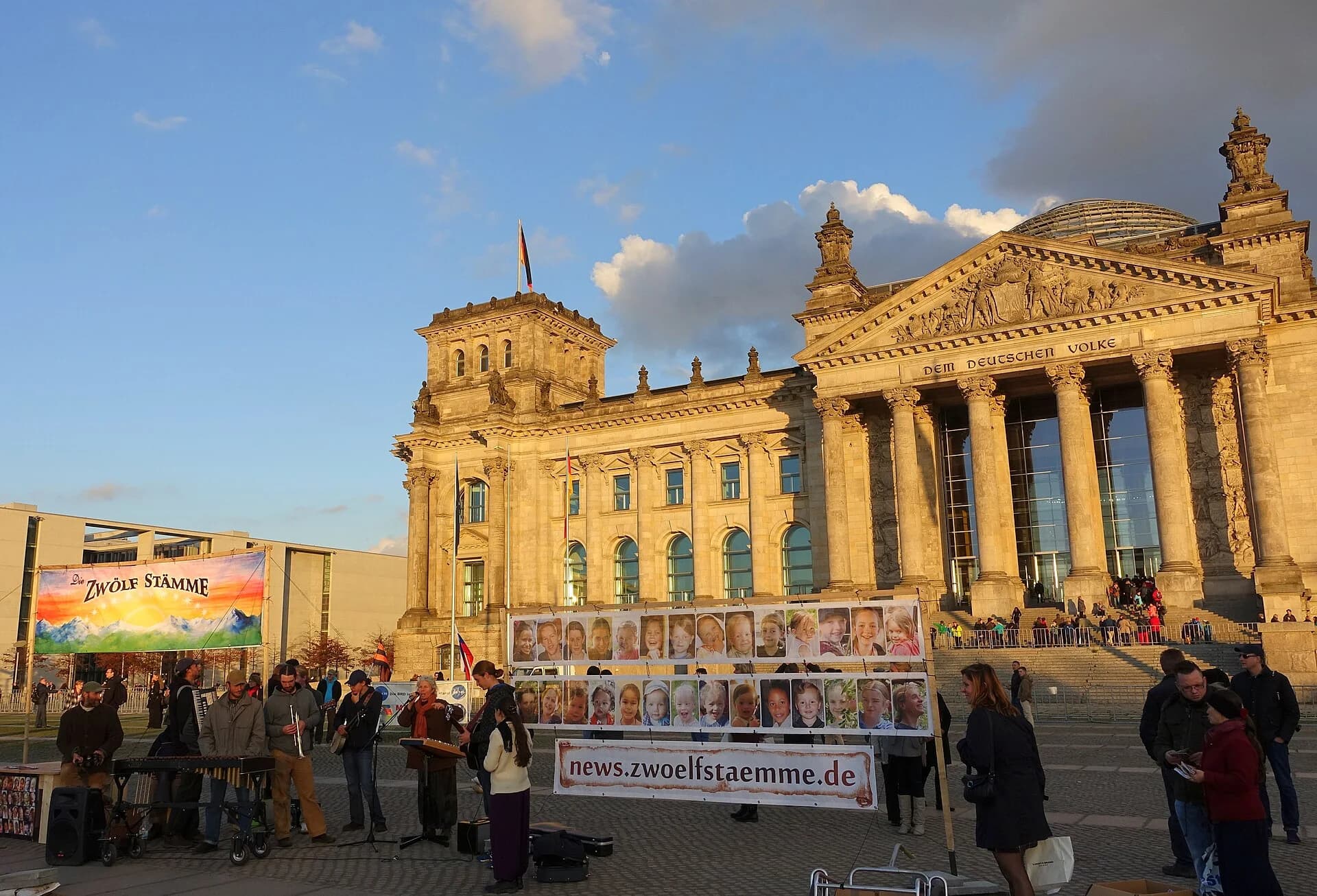 Το κτίριο Reichstag από τη δυτική πλευρά του στο Βερολίνο
