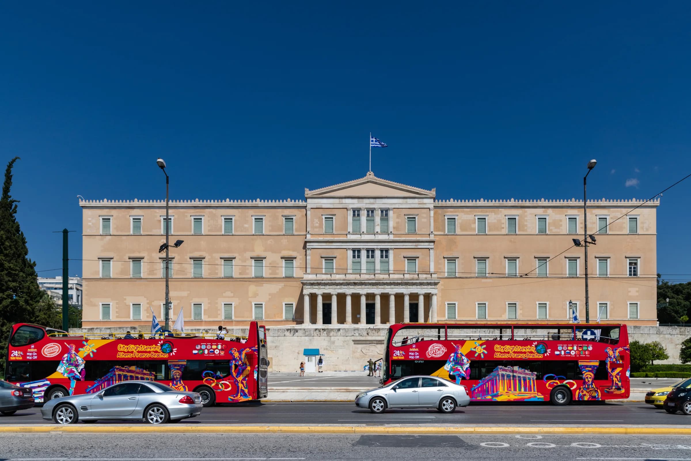 Εξωτερική άποψη του κτιρίου της Ελληνικής Βουλής στην Αθήνα