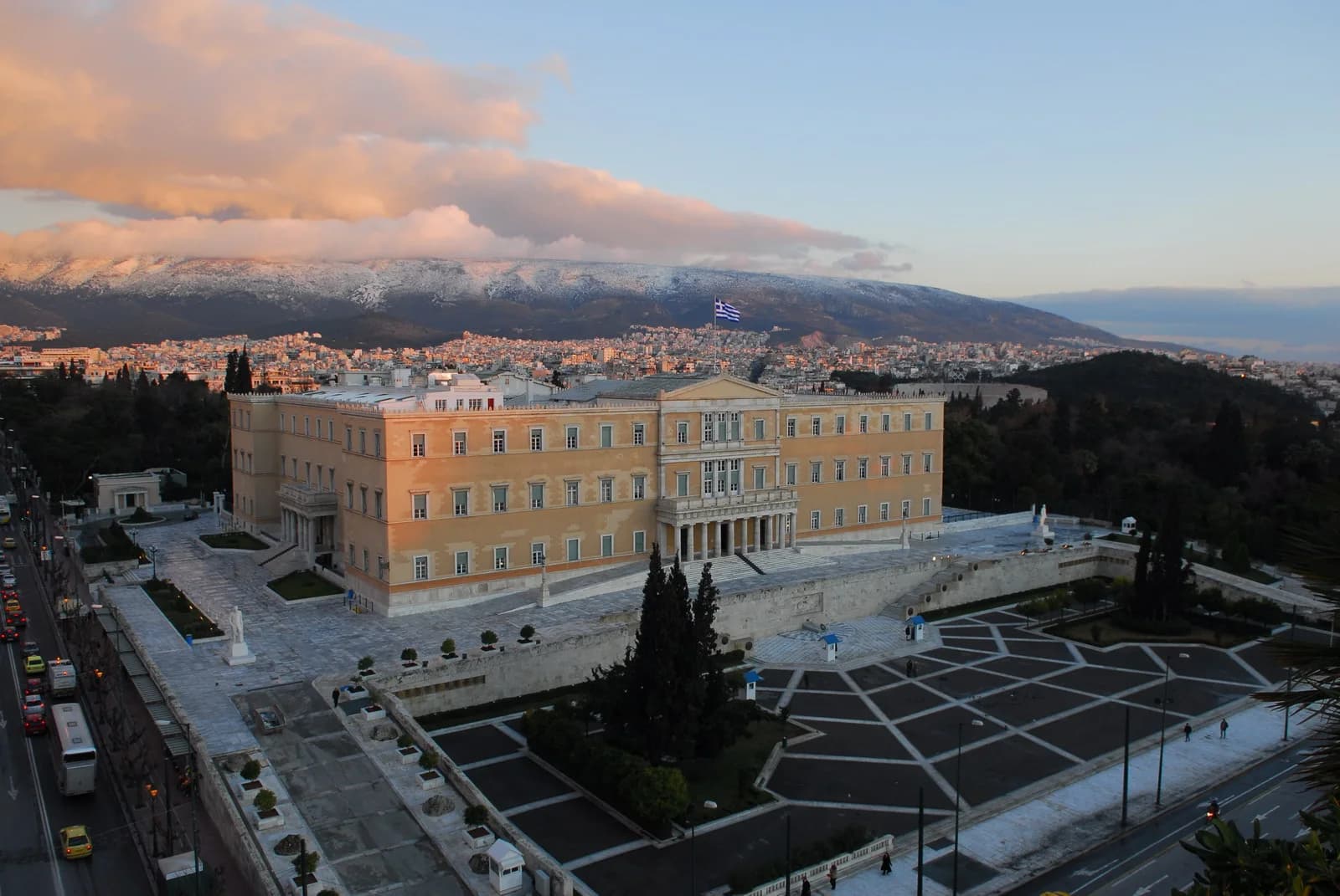 Πανοραμική άποψη του κτιρίου της Ελληνικής Βουλής και της πλατείας Συντάγματος