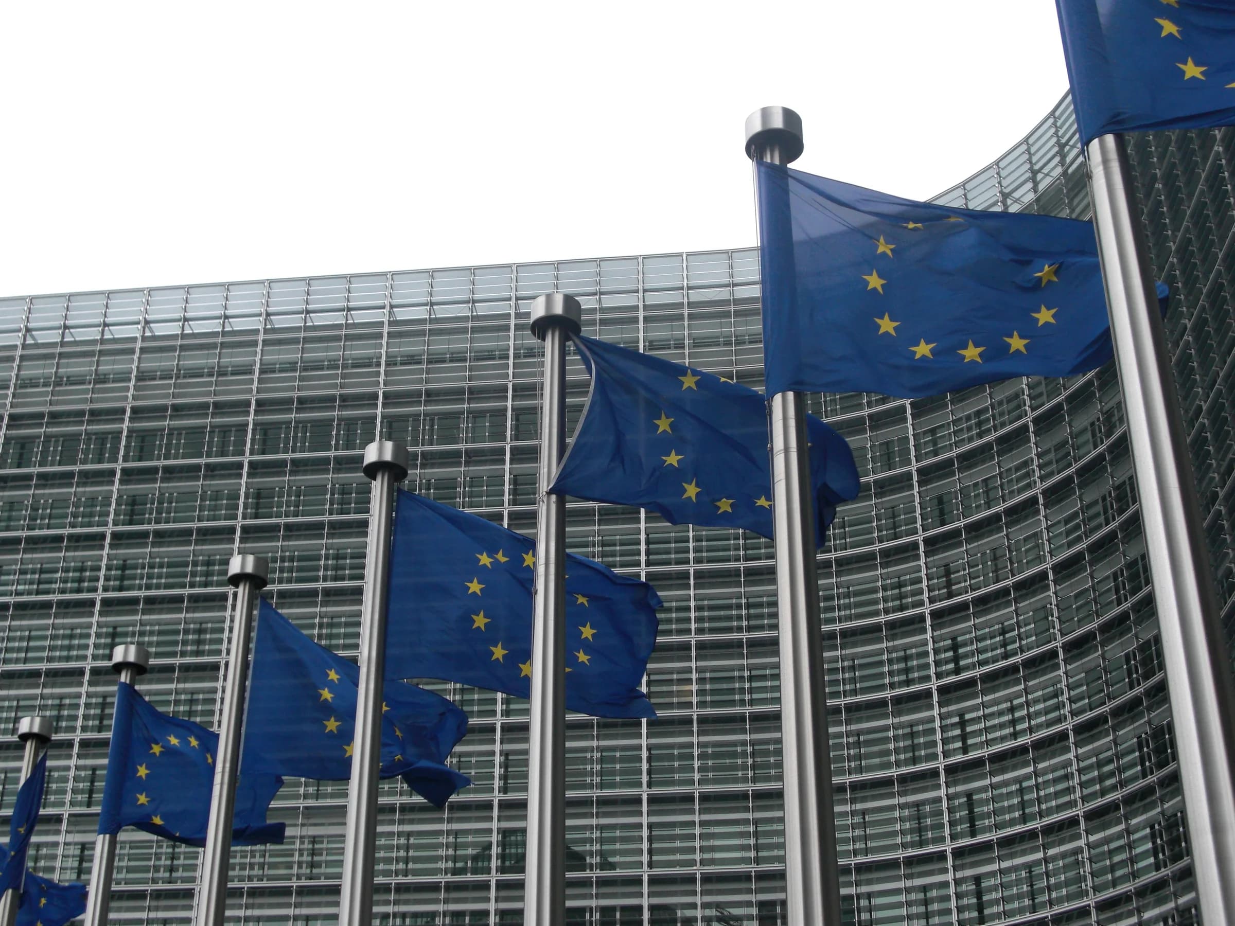 Σημαίες της Ευρωπαϊκής Ένωσης έξω από το κτίριο της Ευρωπαϊκής Επιτροπής